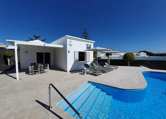 2 Bedroom Cassandra And Katrina With Private Heated Pools. فيلة